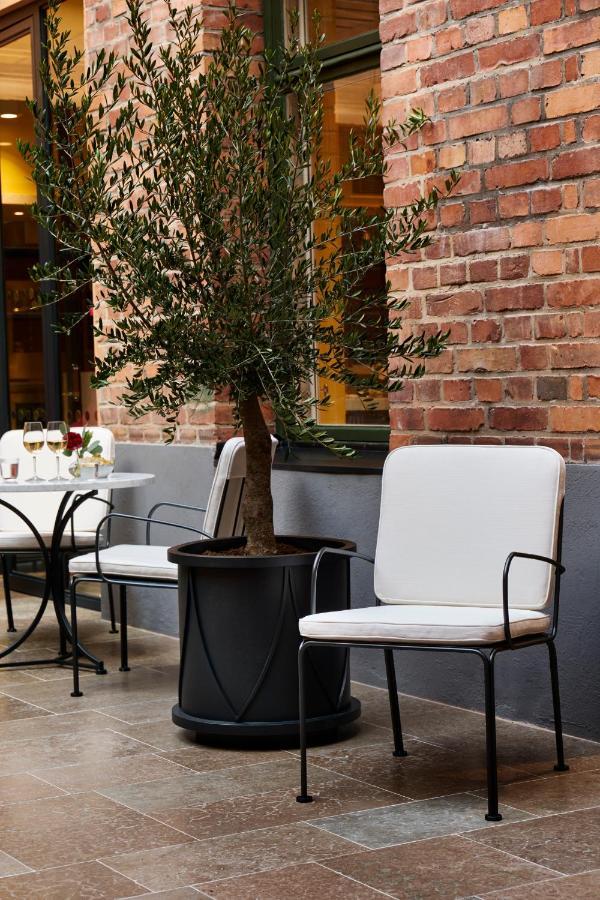 Villa Dagmar Stockholm Ngoại thất bức ảnh A patio with a small olive tree