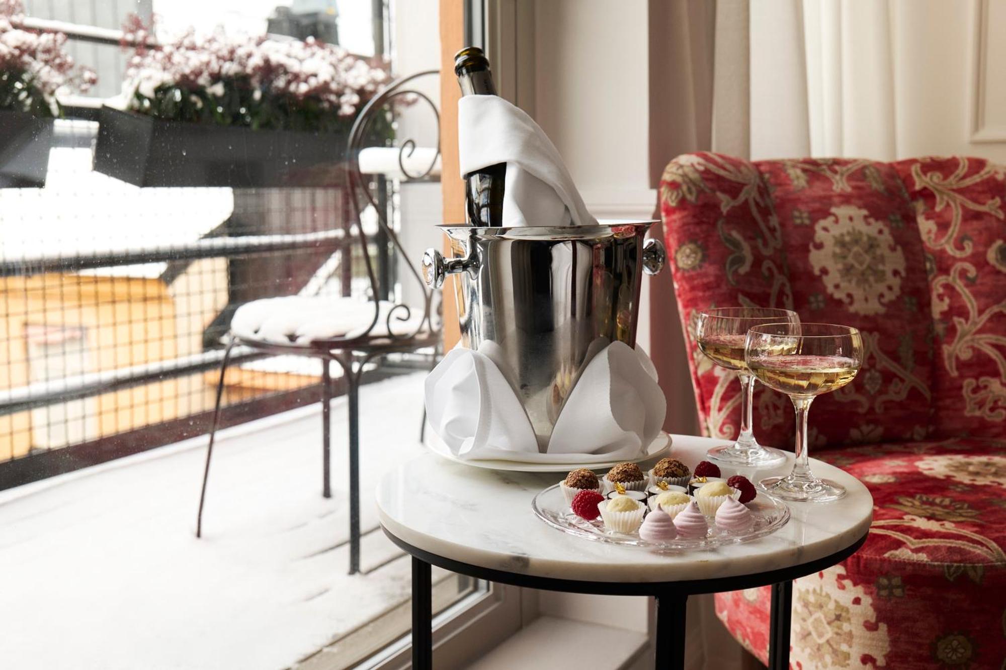 Villa Dagmar Stockholm Ngoại thất bức ảnh A bottle of champagne in a cooler